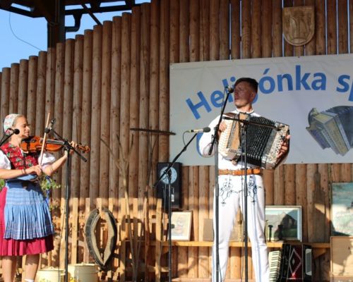 Heligónka spieva- nesúťažné vystúpenie heligonkárov v Novej Bystrici